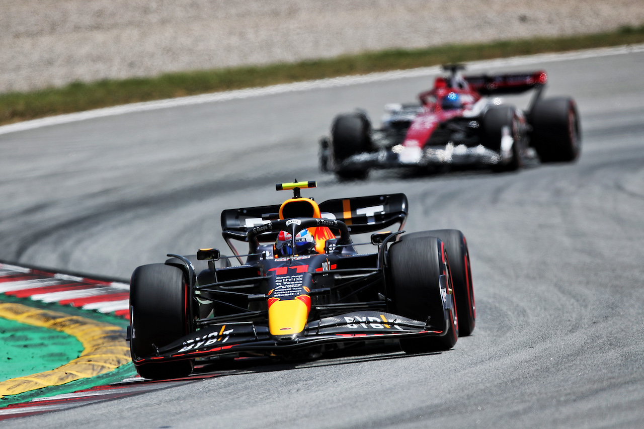 GP SPAGNA, Sergio Perez (MEX) Red Bull Racing RB18.
21.05.2022. Formula 1 World Championship, Rd 6, Spanish Grand Prix, Barcelona, Spain, Qualifiche Day.
 - www.xpbimages.com, EMail: requests@xpbimages.com © Copyright: Coates / XPB Images