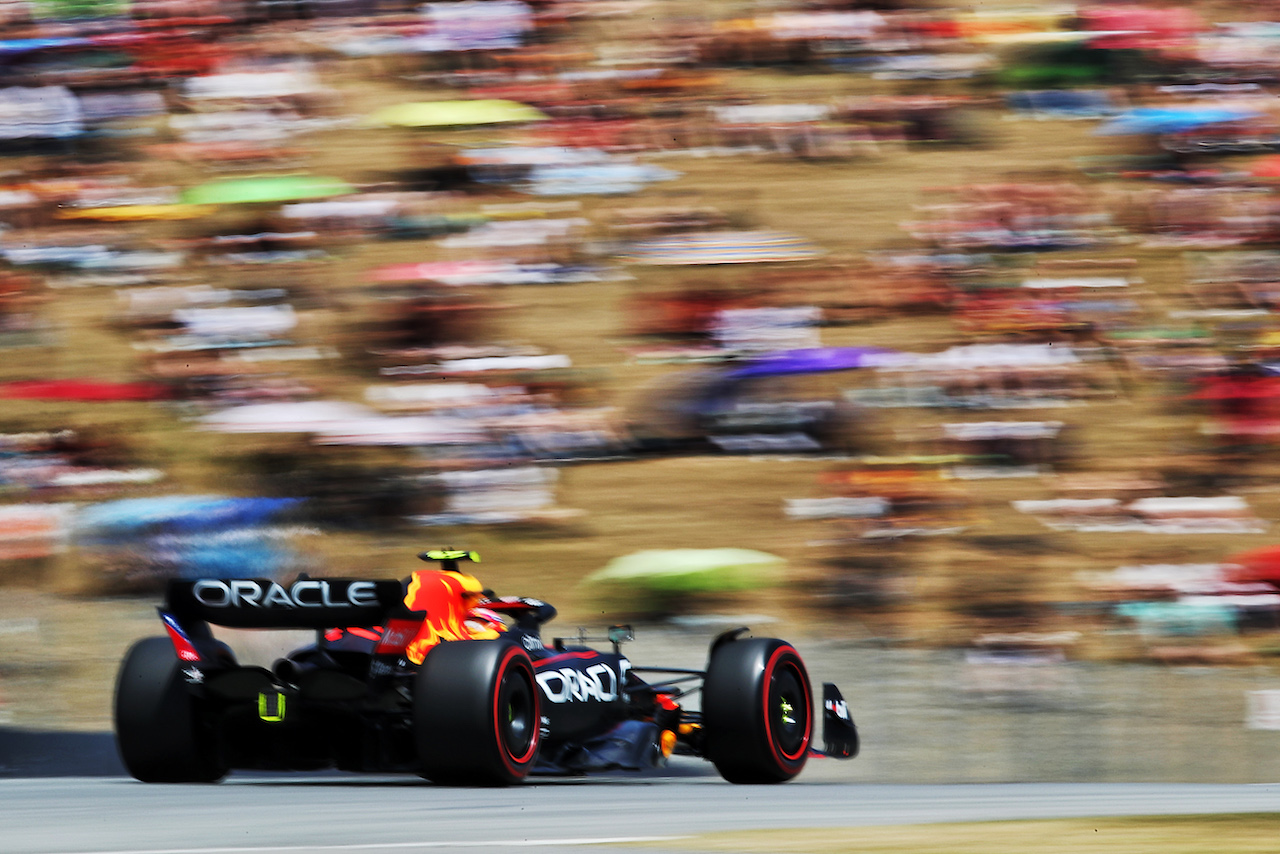 GP SPAGNA, Sergio Perez (MEX) Red Bull Racing RB18.
21.05.2022. Formula 1 World Championship, Rd 6, Spanish Grand Prix, Barcelona, Spain, Qualifiche Day.
 - www.xpbimages.com, EMail: requests@xpbimages.com © Copyright: Coates / XPB Images