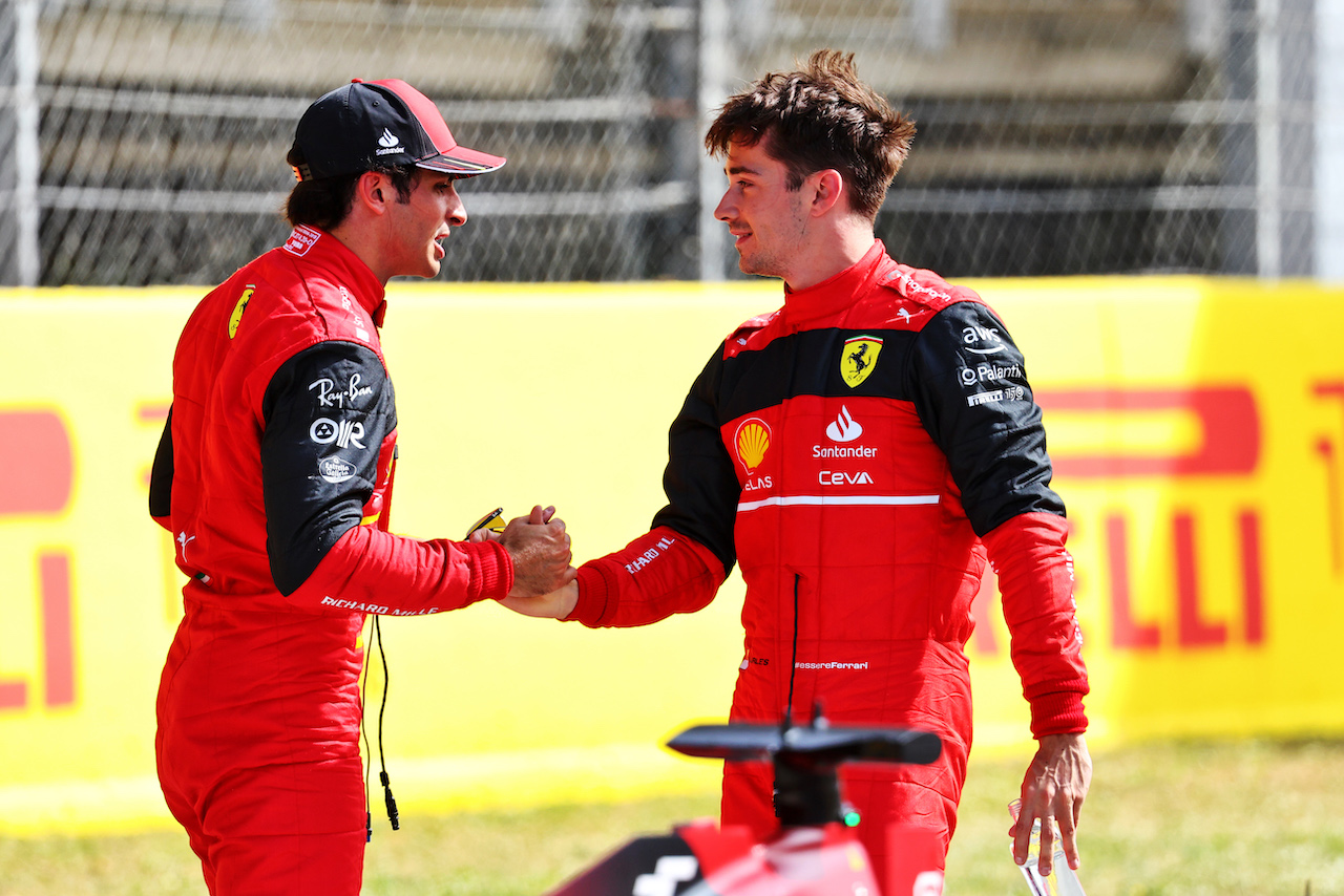GP SPAGNA, Charles Leclerc (MON) Ferrari (Right) celebrates his pole position in qualifying parc ferme with third placed team mate Carlos Sainz Jr (ESP) Ferrari.
21.05.2022. Formula 1 World Championship, Rd 6, Spanish Grand Prix, Barcelona, Spain, Qualifiche Day.
- www.xpbimages.com, EMail: requests@xpbimages.com © Copyright: Batchelor / XPB Images