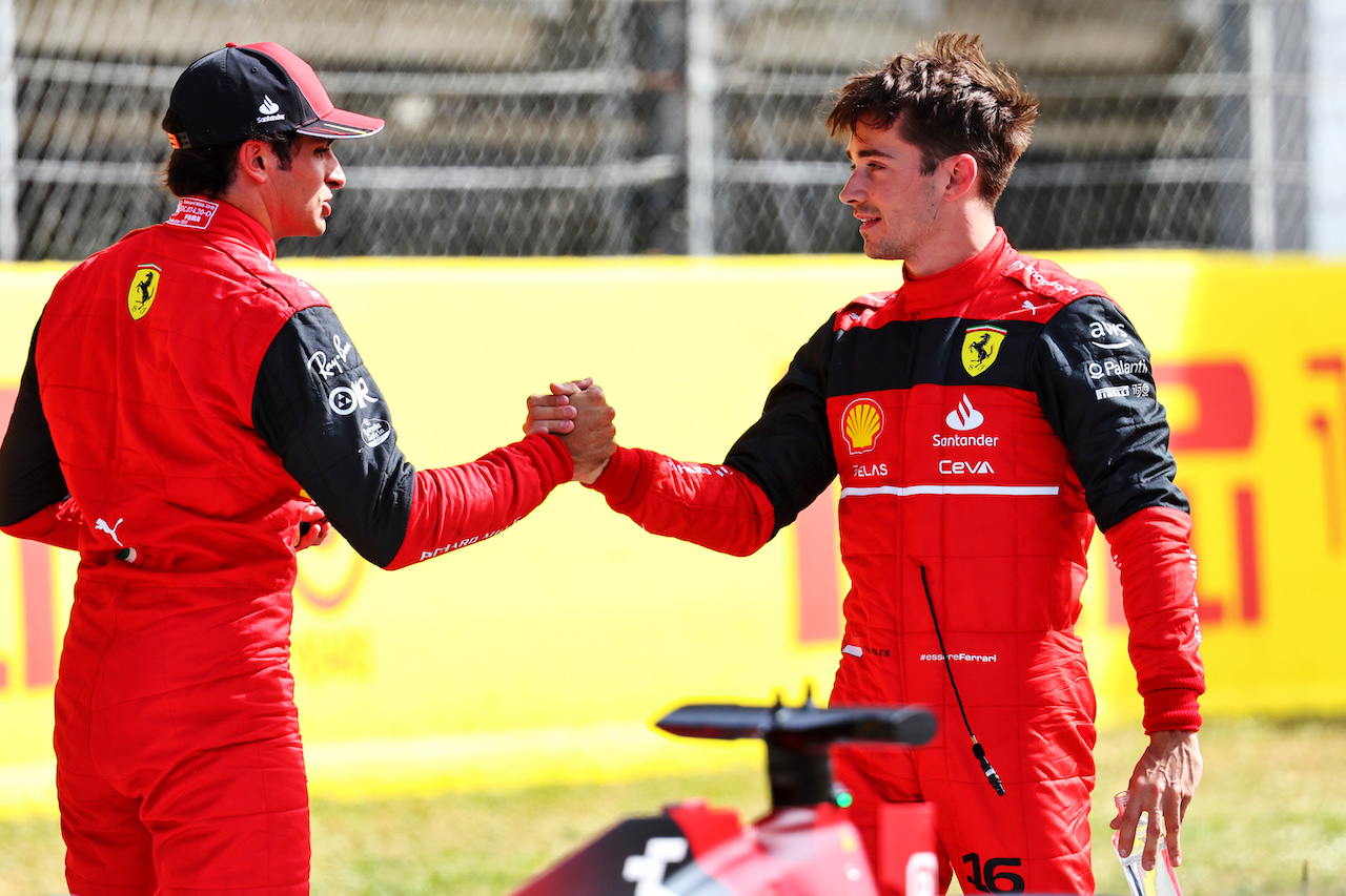 GP SPAGNA, Charles Leclerc (MON) Ferrari (Right) celebrates his pole position in qualifying parc ferme with third placed team mate Carlos Sainz Jr (ESP) Ferrari.
21.05.2022. Formula 1 World Championship, Rd 6, Spanish Grand Prix, Barcelona, Spain, Qualifiche Day.
- www.xpbimages.com, EMail: requests@xpbimages.com © Copyright: Batchelor / XPB Images