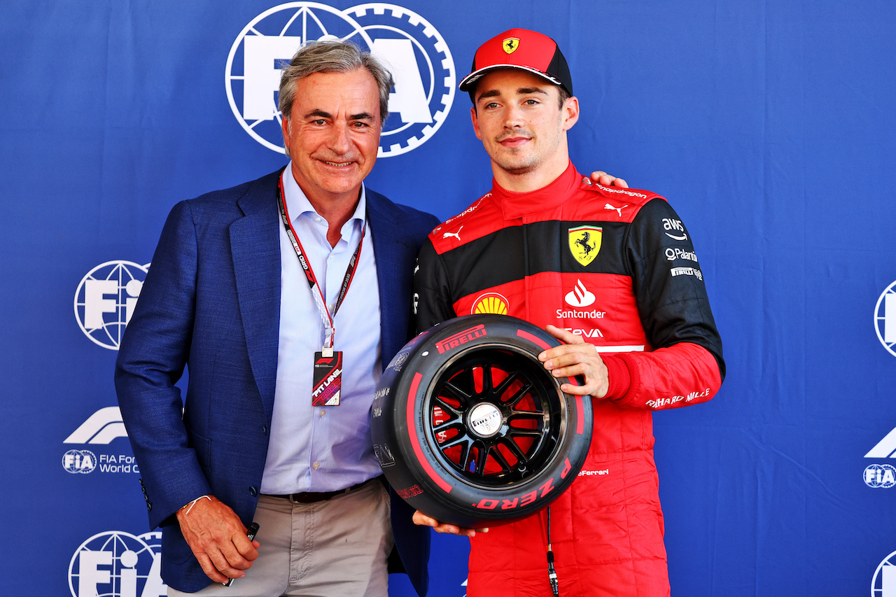 GP SPAGNA, Charles Leclerc (MON) Ferrari receives trhe Pirelli Pole Position Award from Carlos Sainz (ESP).
21.05.2022. Formula 1 World Championship, Rd 6, Spanish Grand Prix, Barcelona, Spain, Qualifiche Day.
- www.xpbimages.com, EMail: requests@xpbimages.com © Copyright: Batchelor / XPB Images