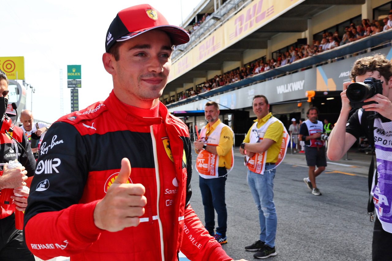 GP SPAGNA, Charles Leclerc (MON) Ferrari celebrates his pole position in qualifying parc ferme.
21.05.2022. Formula 1 World Championship, Rd 6, Spanish Grand Prix, Barcelona, Spain, Qualifiche Day.
- www.xpbimages.com, EMail: requests@xpbimages.com © Copyright: Batchelor / XPB Images