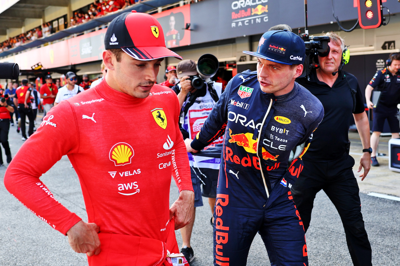 GP SPAGNA, (L to R): Pole sitter Charles Leclerc (MON) Ferrari in qualifying parc ferme with second placed Max Verstappen (NLD) Red Bull Racing.
21.05.2022. Formula 1 World Championship, Rd 6, Spanish Grand Prix, Barcelona, Spain, Qualifiche Day.
- www.xpbimages.com, EMail: requests@xpbimages.com © Copyright: Batchelor / XPB Images