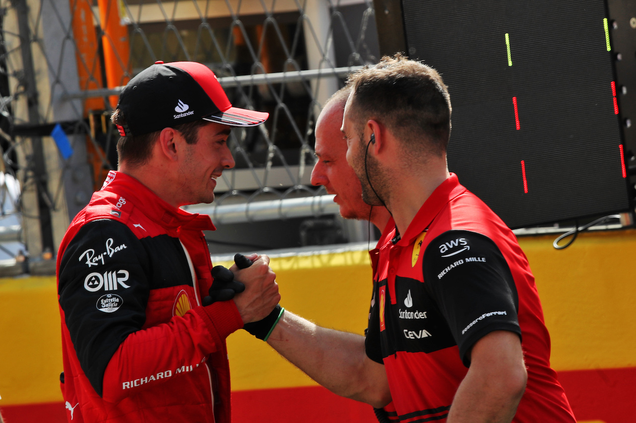 GP SPAGNA, Charles Leclerc (MON) Ferrari celebrates his pole position in qualifying parc ferme.
21.05.2022. Formula 1 World Championship, Rd 6, Spanish Grand Prix, Barcelona, Spain, Qualifiche Day.
 - www.xpbimages.com, EMail: requests@xpbimages.com © Copyright: Coates / XPB Images
