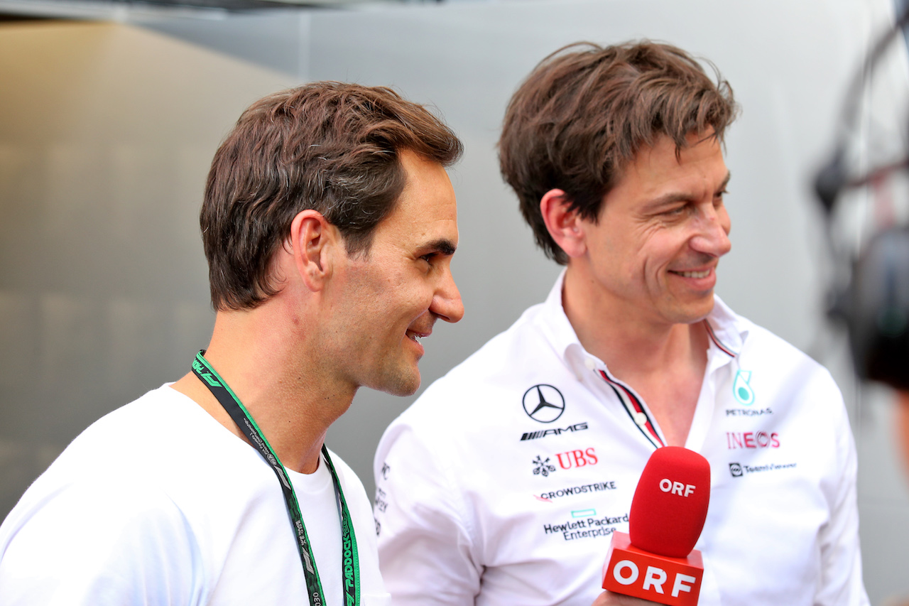 GP SPAGNA, (L to R): Roger Federer (SUI) Tennis Player with Toto Wolff (GER) Mercedes AMG F1 Shareholder e Executive Director.
21.05.2022. Formula 1 World Championship, Rd 6, Spanish Grand Prix, Barcelona, Spain, Qualifiche Day.
 - www.xpbimages.com, EMail: requests@xpbimages.com © Copyright: Coates / XPB Images