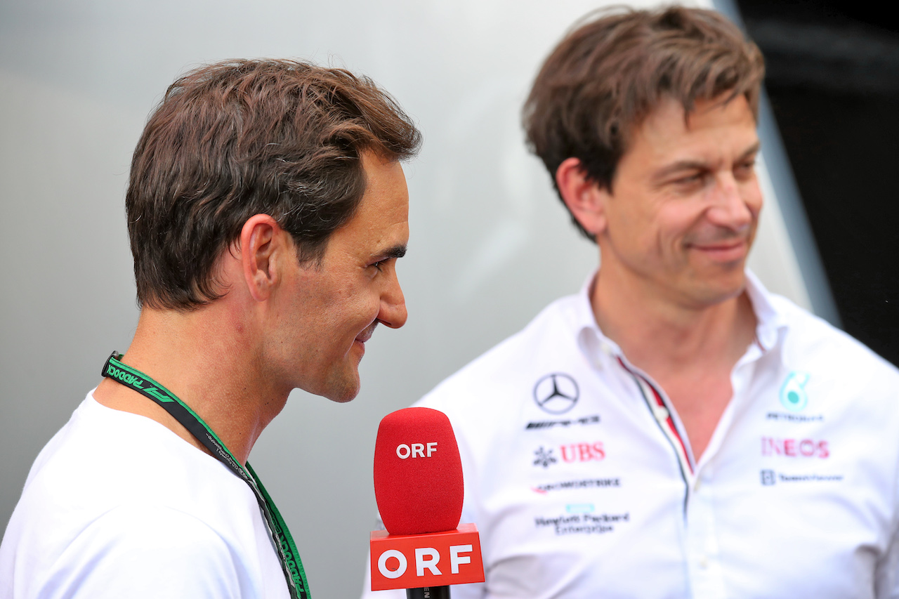 GP SPAGNA, (L to R): Roger Federer (SUI) Tennis Player with Toto Wolff (GER) Mercedes AMG F1 Shareholder e Executive Director.
21.05.2022. Formula 1 World Championship, Rd 6, Spanish Grand Prix, Barcelona, Spain, Qualifiche Day.
 - www.xpbimages.com, EMail: requests@xpbimages.com © Copyright: Coates / XPB Images