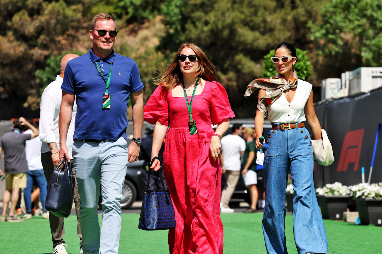 GP SPAGNA, Cara Wickham (GBR) sister of George Russell (GBR) Mercedes AMG F1 (Centre) with Carmen Montero Mundt (Right).
21.05.2022. Formula 1 World Championship, Rd 6, Spanish Grand Prix, Barcelona, Spain, Qualifiche Day.
- www.xpbimages.com, EMail: requests@xpbimages.com © Copyright: Bearne / XPB Images