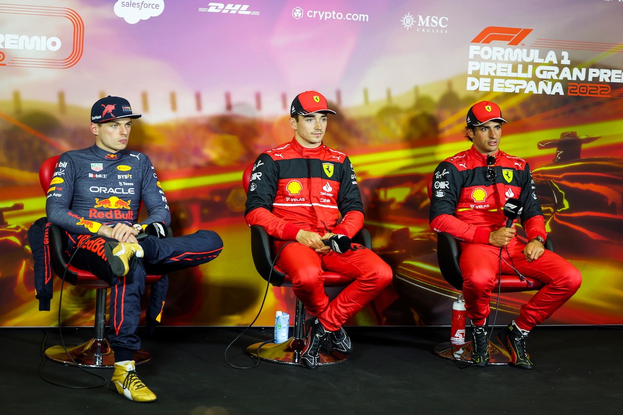 GP SPAGNA, (L to R): Max Verstappen (NLD) Red Bull Racing; Charles Leclerc (MON) Ferrari; e Carlos Sainz Jr (ESP) Ferrari, in the post qualifying FIA Press Conference.
21.05.2022. Formula 1 World Championship, Rd 6, Spanish Grand Prix, Barcelona, Spain, Qualifiche Day.
- www.xpbimages.com, EMail: requests@xpbimages.com © Copyright: XPB Images