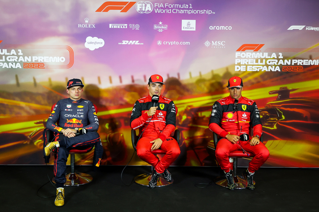 GP SPAGNA, (L to R): Max Verstappen (NLD) Red Bull Racing; Charles Leclerc (MON) Ferrari; e Carlos Sainz Jr (ESP) Ferrari, in the post qualifying FIA Press Conference.
21.05.2022. Formula 1 World Championship, Rd 6, Spanish Grand Prix, Barcelona, Spain, Qualifiche Day.
- www.xpbimages.com, EMail: requests@xpbimages.com © Copyright: XPB Images