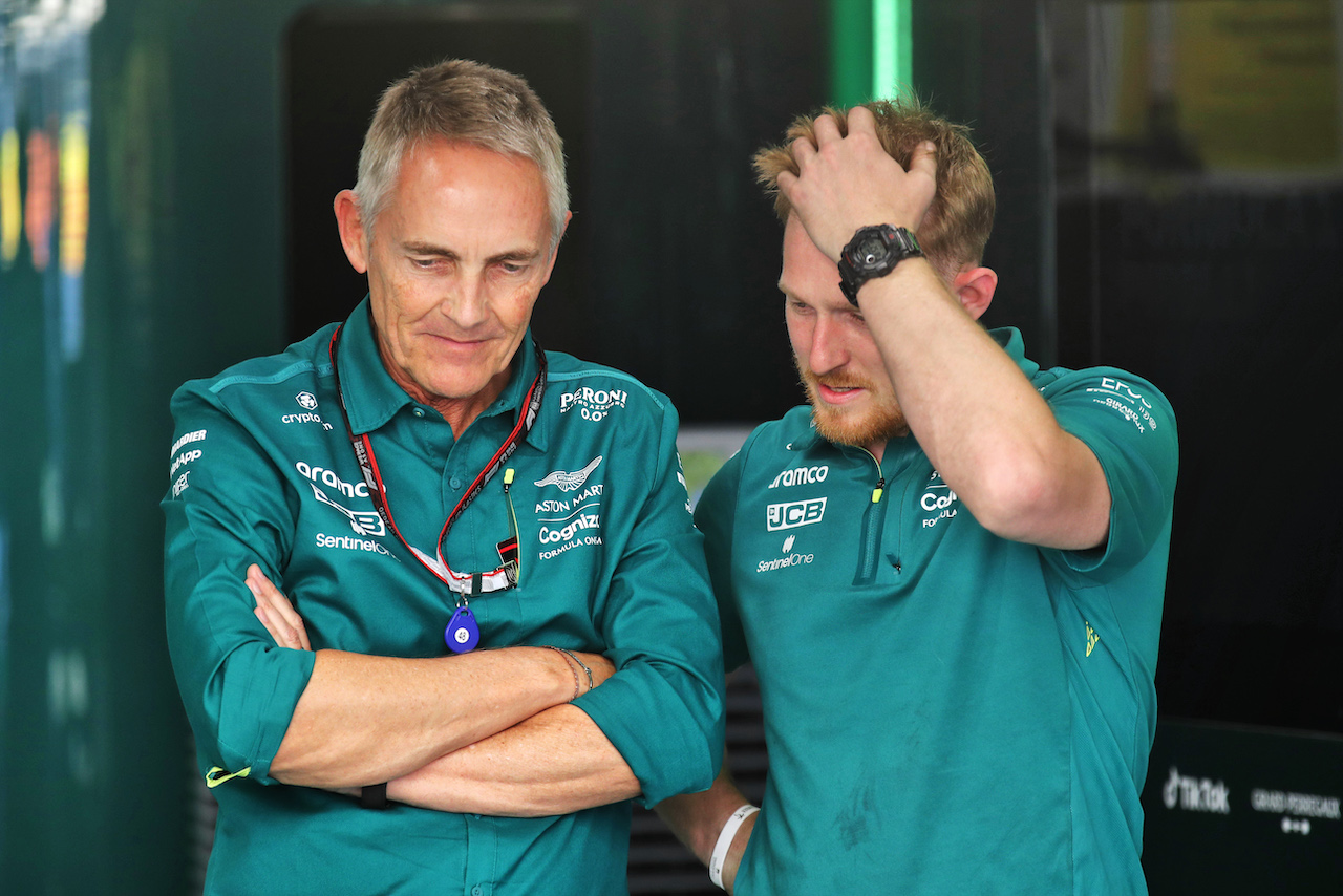 GP SPAGNA, Martin Whitmarsh (GBR) Aston Martin F1 Team Group Chief Executive Officer (Left).
21.05.2022. Formula 1 World Championship, Rd 6, Spanish Grand Prix, Barcelona, Spain, Qualifiche Day.
 - www.xpbimages.com, EMail: requests@xpbimages.com © Copyright: Coates / XPB Images