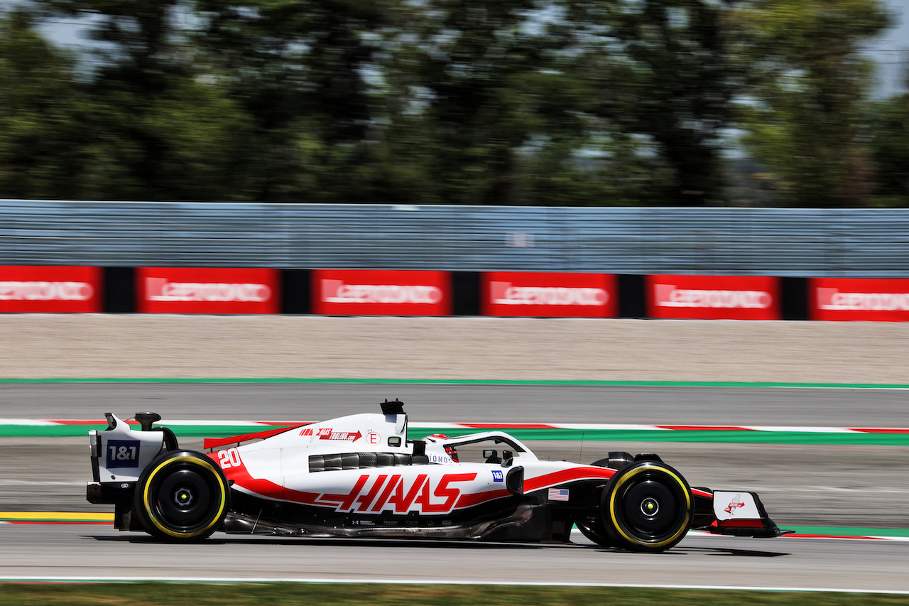 GP SPAGNA, Kevin Magnussen (DEN) Haas VF-22.
20.05.2022 Formula 1 World Championship, Rd 6, Spanish Grand Prix, Barcelona, Spain, Practice Day.
- www.xpbimages.com, EMail: requests@xpbimages.com © Copyright: Charniaux / XPB Images