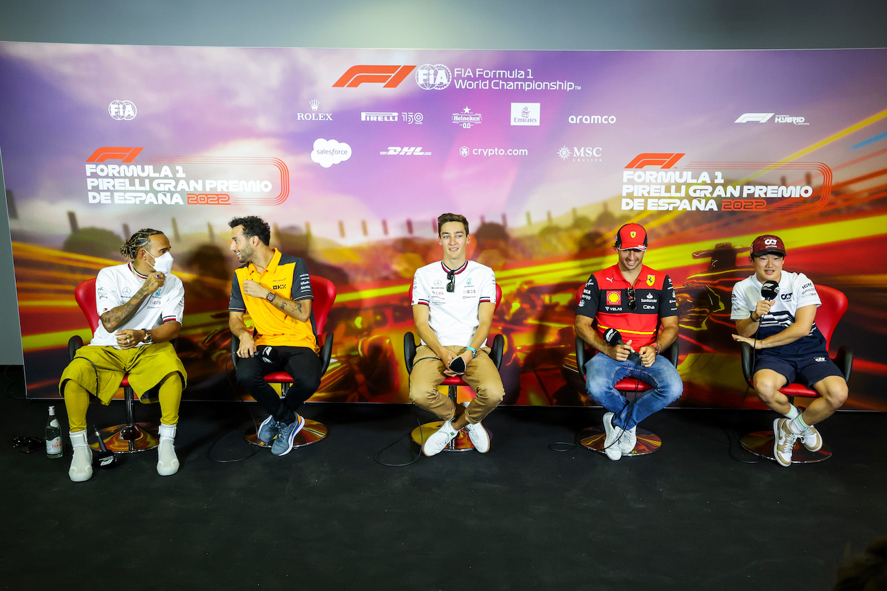 GP SPAGNA, (L to R): Lewis Hamilton (GBR) Mercedes AMG F1; Daniel Ricciardo (AUS) McLaren; George Russell (GBR) Mercedes AMG F1; Carlos Sainz Jr (ESP) Ferrari; e Yuki Tsunoda (JPN) AlphaTauri, in the FIA Press Conference.
20.05.2022 Formula 1 World Championship, Rd 6, Spanish Grand Prix, Barcelona, Spain, Practice Day.
- www.xpbimages.com, EMail: requests@xpbimages.com © Copyright: XPB Images