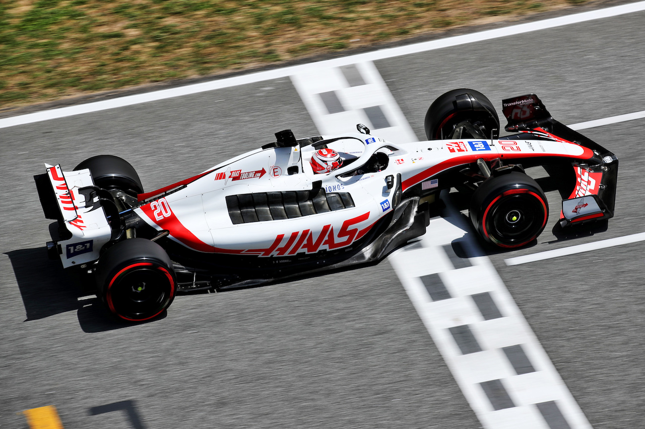 GP SPAGNA, Kevin Magnussen (DEN) Haas VF-22.
20.05.2022 Formula 1 World Championship, Rd 6, Spanish Grand Prix, Barcelona, Spain, Practice Day.
 - www.xpbimages.com, EMail: requests@xpbimages.com © Copyright: Coates / XPB Images