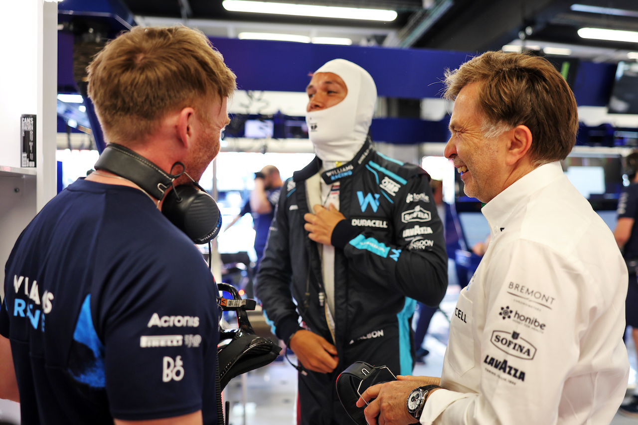 GP SPAGNA, Jost Capito (GER) Williams Racing Chief Executive Officer with Alexander Albon (THA) Williams Racing.
20.05.2022 Formula 1 World Championship, Rd 6, Spanish Grand Prix, Barcelona, Spain, Practice Day.
- www.xpbimages.com, EMail: requests@xpbimages.com © Copyright: Bearne / XPB Images