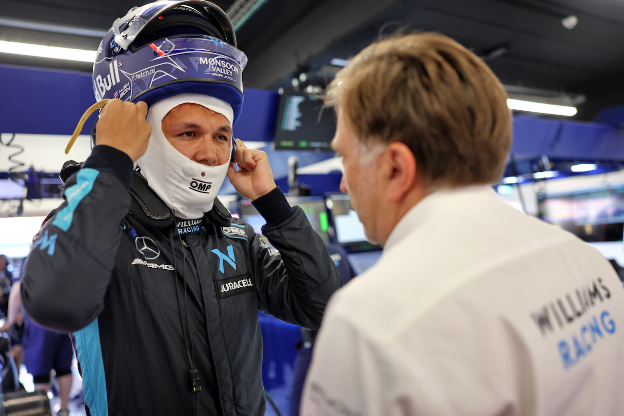 GP SPAGNA, (L to R): Alexander Albon (THA) Williams Racing with Jost Capito (GER) Williams Racing Chief Executive Officer.
20.05.2022 Formula 1 World Championship, Rd 6, Spanish Grand Prix, Barcelona, Spain, Practice Day.
- www.xpbimages.com, EMail: requests@xpbimages.com © Copyright: Bearne / XPB Images