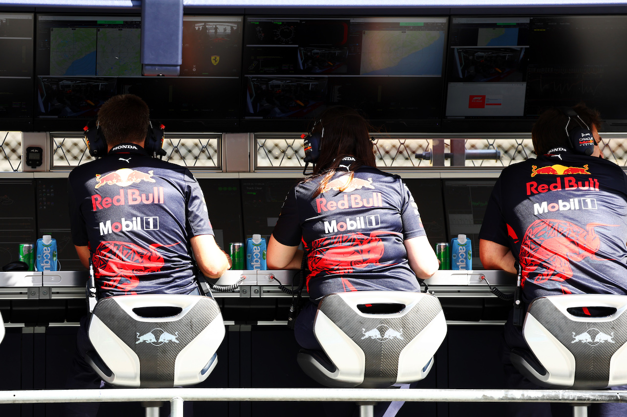 GP SPAGNA, Red Bull Racing pit gantry with cans of The Green Edition Red Bull. 
20.05.2022 Formula 1 World Championship, Rd 6, Spanish Grand Prix, Barcelona, Spain, Practice Day.
- www.xpbimages.com, EMail: requests@xpbimages.com © Copyright: Batchelor / XPB Images