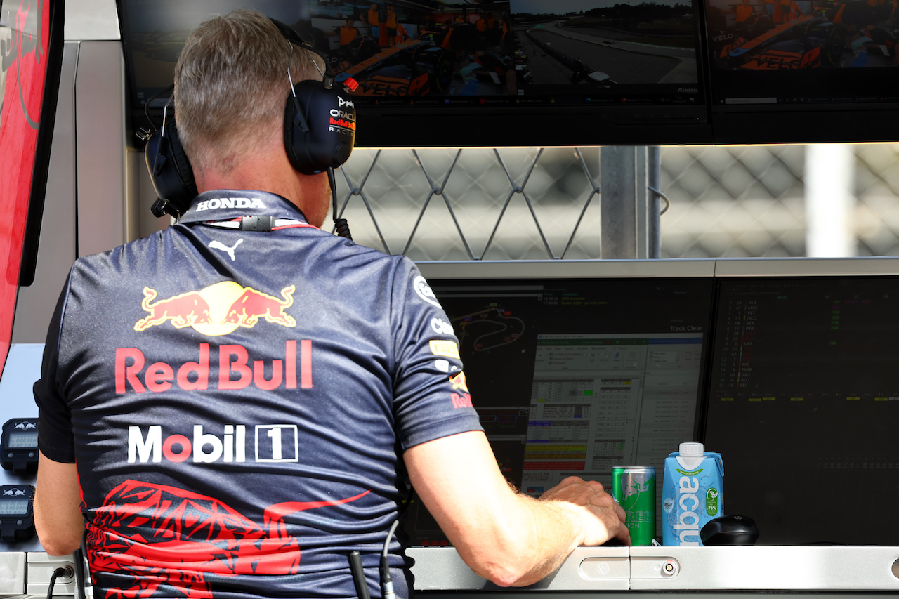 GP SPAGNA, Jonathan Wheatley (GBR) Red Bull Racing Team Manager on the pit gantry with can of The Green Edition Red Bull. 
20.05.2022 Formula 1 World Championship, Rd 6, Spanish Grand Prix, Barcelona, Spain, Practice Day.
- www.xpbimages.com, EMail: requests@xpbimages.com © Copyright: Batchelor / XPB Images