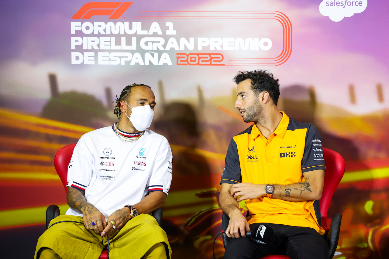 GP SPAGNA, (L to R): Lewis Hamilton (GBR) Mercedes AMG F1 e Daniel Ricciardo (AUS) McLaren in the FIA Press Conference.
20.05.2022 Formula 1 World Championship, Rd 6, Spanish Grand Prix, Barcelona, Spain, Practice Day.
- www.xpbimages.com, EMail: requests@xpbimages.com © Copyright: XPB Images