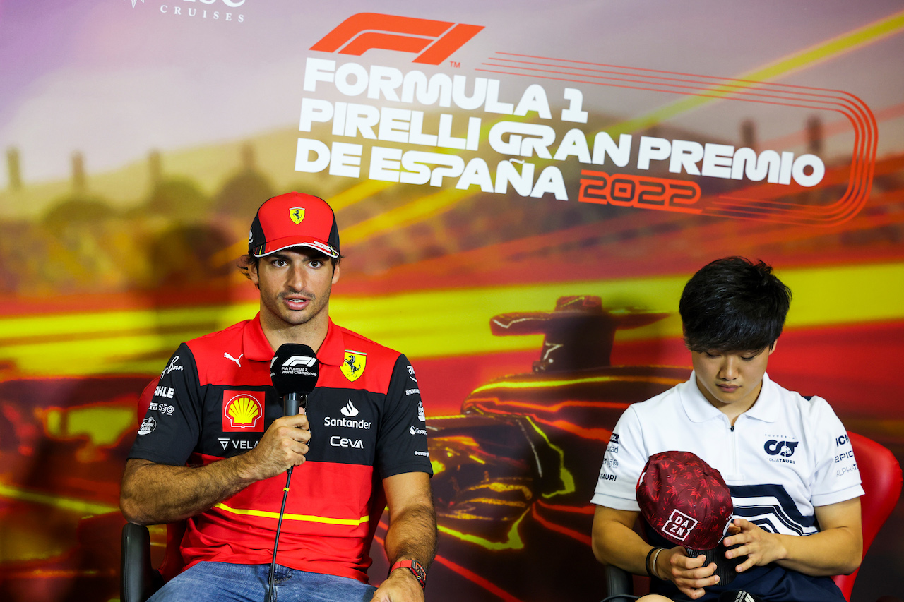 GP SPAGNA, (L to R): Carlos Sainz Jr (ESP) Ferrari with Yuki Tsunoda (JPN) AlphaTauri in the FIA Press Conference.
20.05.2022 Formula 1 World Championship, Rd 6, Spanish Grand Prix, Barcelona, Spain, Practice Day.
- www.xpbimages.com, EMail: requests@xpbimages.com © Copyright: XPB Images
