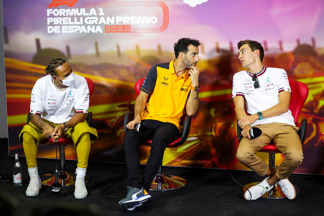 GP SPAGNA, (L to R): Lewis Hamilton (GBR) Mercedes AMG F1' Daniel Ricciardo (AUS) McLaren, e George Russell (GBR) Mercedes AMG F1, in the FIA Press Conference.
20.05.2022 Formula 1 World Championship, Rd 6, Spanish Grand Prix, Barcelona, Spain, Practice Day.
- www.xpbimages.com, EMail: requests@xpbimages.com © Copyright: XPB Images