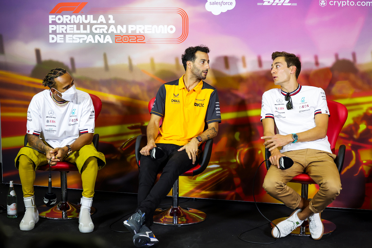 GP SPAGNA, (L to R): Lewis Hamilton (GBR) Mercedes AMG F1' Daniel Ricciardo (AUS) McLaren, e George Russell (GBR) Mercedes AMG F1, in the FIA Press Conference.
20.05.2022 Formula 1 World Championship, Rd 6, Spanish Grand Prix, Barcelona, Spain, Practice Day.
- www.xpbimages.com, EMail: requests@xpbimages.com © Copyright: XPB Images