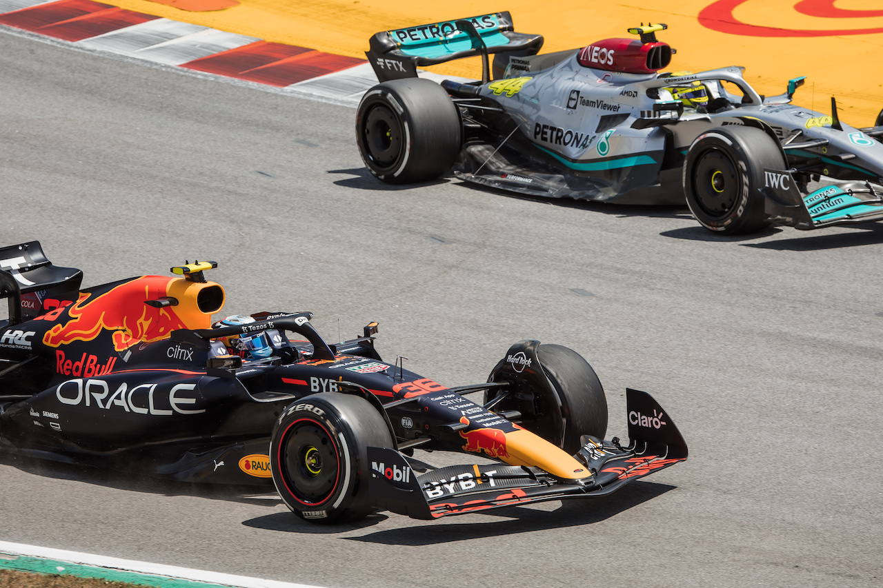 GP SPAGNA, Juri Vips (EST) Red Bull Racing RB18 Test Driver e Lewis Hamilton (GBR) Mercedes AMG F1 W13.
20.05.2022 Formula 1 World Championship, Rd 6, Spanish Grand Prix, Barcelona, Spain, Practice Day.
- www.xpbimages.com, EMail: requests@xpbimages.com © Copyright: Bearne / XPB Images