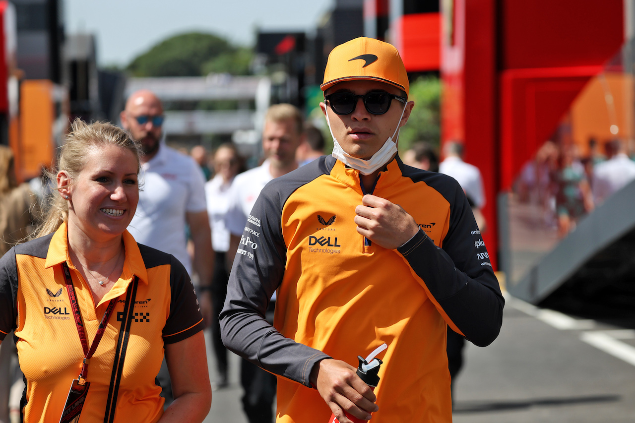 GP SPAGNA, Lando Norris (GBR) McLaren e Sophie Ogg (GBR) McLaren Communications Director.
20.05.2022 Formula 1 World Championship, Rd 6, Spanish Grand Prix, Barcelona, Spain, Practice Day.
- www.xpbimages.com, EMail: requests@xpbimages.com © Copyright: Bearne / XPB Images