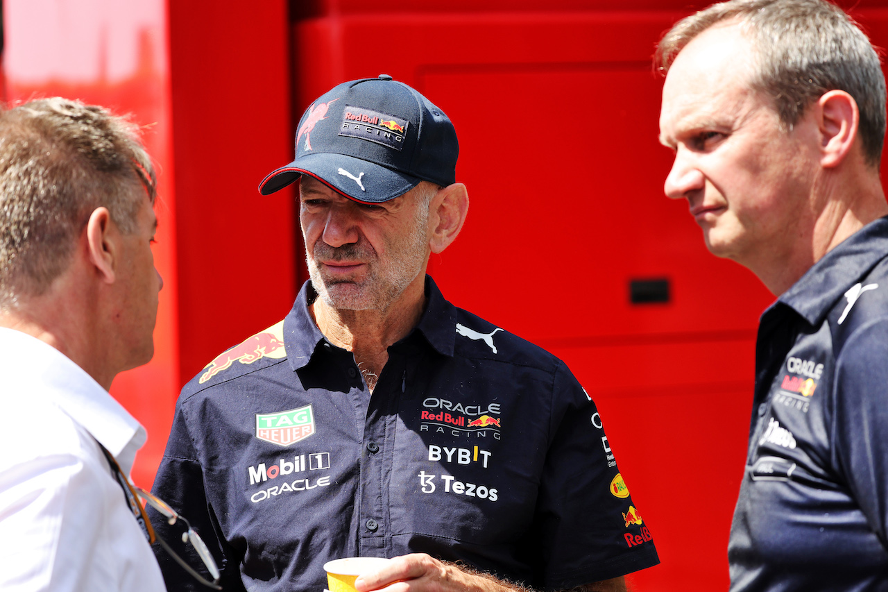 GP SPAGNA, (L to R): David Domingo (ESP) FIA Steward with Adrian Newey (GBR) Red Bull Racing Chief Technical Officer e Paul Monaghan (GBR) Red Bull Racing Chief Engineer. 
20.05.2022 Formula 1 World Championship, Rd 6, Spanish Grand Prix, Barcelona, Spain, Practice Day.
- www.xpbimages.com, EMail: requests@xpbimages.com © Copyright: Bearne / XPB Images
