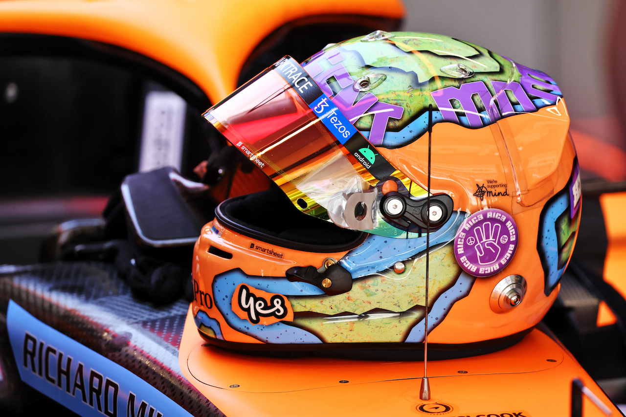 GP SPAGNA, The helmet of Daniel Ricciardo (AUS) McLaren.
20.05.2022 Formula 1 World Championship, Rd 6, Spanish Grand Prix, Barcelona, Spain, Practice Day.
- www.xpbimages.com, EMail: requests@xpbimages.com © Copyright: Batchelor / XPB Images