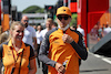GP SPAGNA, Lando Norris (GBR) McLaren e Sophie Ogg (GBR) McLaren Communications Director.
20.05.2022 Formula 1 World Championship, Rd 6, Spanish Grand Prix, Barcelona, Spain, Practice Day.
- www.xpbimages.com, EMail: requests@xpbimages.com © Copyright: Bearne / XPB Images