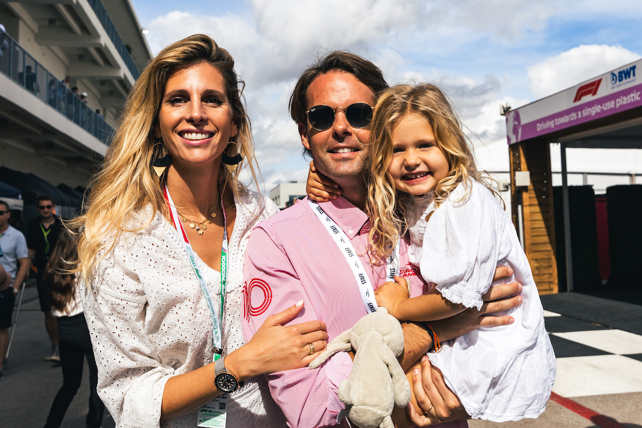 GP STATI UNITI, Andy Soucek (AUT) / (ESP) Racing Driver, with sua moglie Carla Stipek e their daughter.
23.10.2022. Formula 1 World Championship, Rd 19, United States Grand Prix, Austin, Texas, USA, Gara Day.
- www.xpbimages.com, EMail: requests@xpbimages.com © Copyright: Bearne / XPB Images