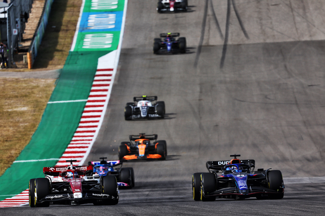 GP STATI UNITI, Valtteri Bottas (FIN) Alfa Romeo F1 Team C42 e Alexander Albon (THA) Williams Racing FW44 battle for position.
23.10.2022. Formula 1 World Championship, Rd 19, United States Grand Prix, Austin, Texas, USA, Gara Day.
- www.xpbimages.com, EMail: requests@xpbimages.com © Copyright: Batchelor / XPB Images