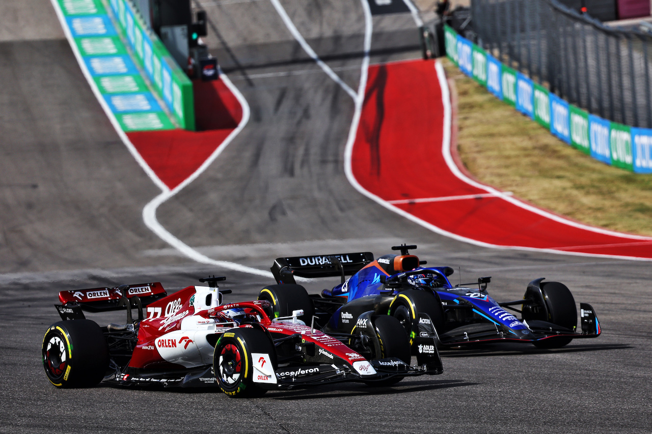 GP STATI UNITI, Valtteri Bottas (FIN) Alfa Romeo F1 Team C42 e Alexander Albon (THA) Williams Racing FW44 battle for position.
23.10.2022. Formula 1 World Championship, Rd 19, United States Grand Prix, Austin, Texas, USA, Gara Day.
- www.xpbimages.com, EMail: requests@xpbimages.com © Copyright: Batchelor / XPB Images