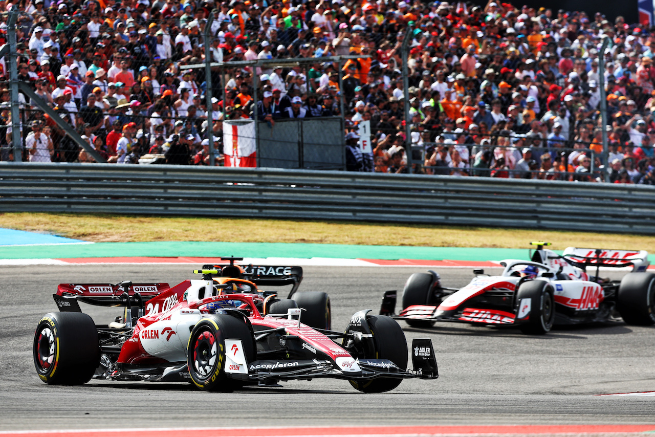 GP STATI UNITI, Guanyu Zhou (CHN) Alfa Romeo F1 Team C42.
23.10.2022. Formula 1 World Championship, Rd 19, United States Grand Prix, Austin, Texas, USA, Gara Day.
- www.xpbimages.com, EMail: requests@xpbimages.com © Copyright: Batchelor / XPB Images