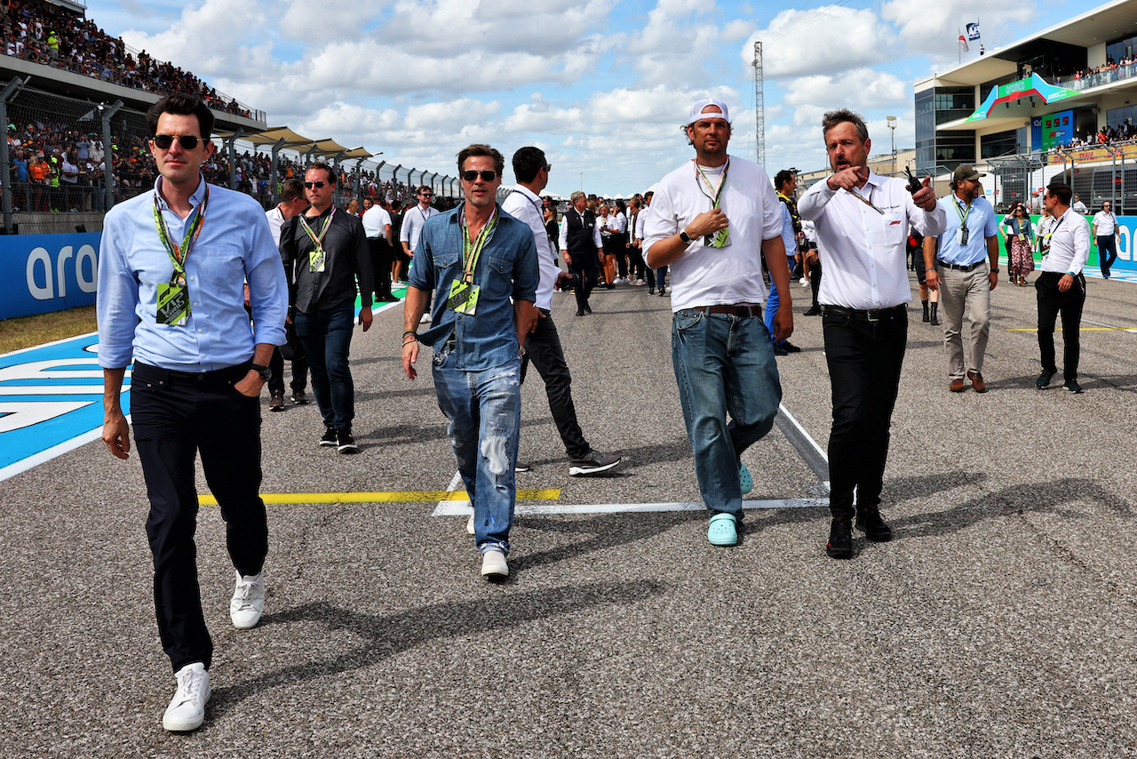 GP STATI UNITI, Joseph Kosinski (USA) Filmmaker e Brad Pitt (USA) Actor with Steve Nielsen (GBR) FOM Sporting Director on the grid.
23.10.2022. Formula 1 World Championship, Rd 19, United States Grand Prix, Austin, Texas, USA, Gara Day.
- www.xpbimages.com, EMail: requests@xpbimages.com © Copyright: Batchelor / XPB Images