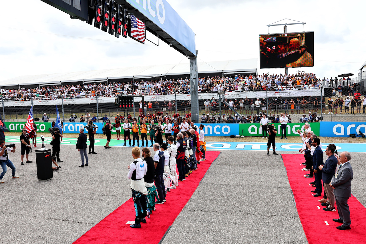 GP STATI UNITI, The grid pays tribute to Dietrich Mateschitz (AUT) CEO e Founder of Red Bull.
23.10.2022. Formula 1 World Championship, Rd 19, United States Grand Prix, Austin, Texas, USA, Gara Day.
- www.xpbimages.com, EMail: requests@xpbimages.com © Copyright: Batchelor / XPB Images