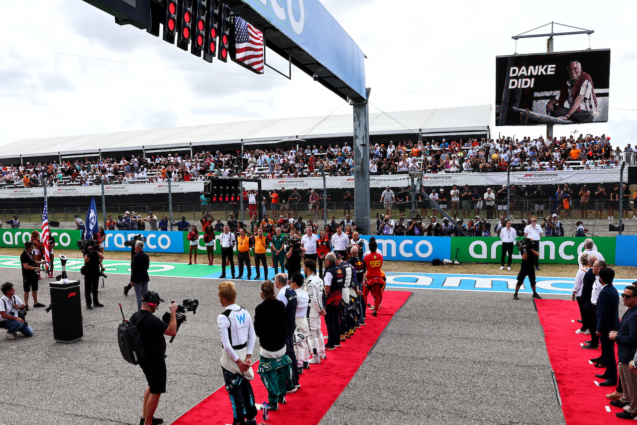 GP STATI UNITI, The grid pays tribute to Dietrich Mateschitz (AUT) CEO e Founder of Red Bull.
23.10.2022. Formula 1 World Championship, Rd 19, United States Grand Prix, Austin, Texas, USA, Gara Day.
- www.xpbimages.com, EMail: requests@xpbimages.com © Copyright: Batchelor / XPB Images