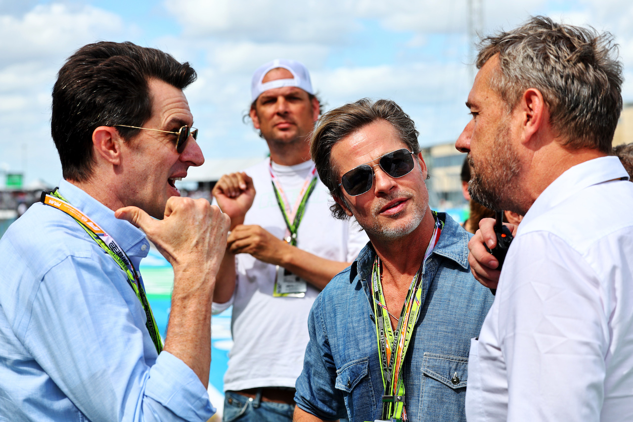 GP STATI UNITI, (L to R): Joseph Kosinski (USA) Filmmaker with Brad Pitt (USA) Actor on the grid.
23.10.2022. Formula 1 World Championship, Rd 19, United States Grand Prix, Austin, Texas, USA, Gara Day.
- www.xpbimages.com, EMail: requests@xpbimages.com © Copyright: Batchelor / XPB Images