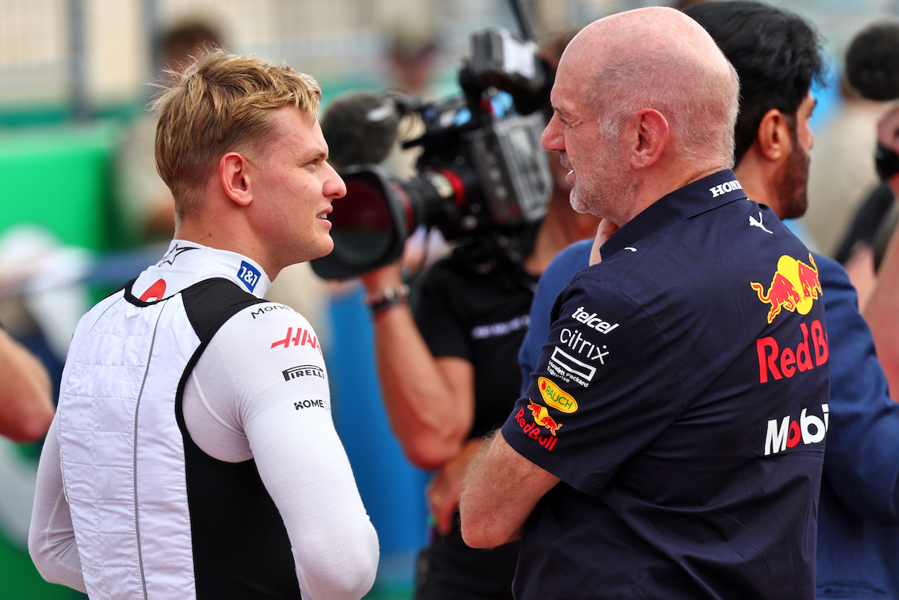 GP STATI UNITI, (L to R): Mick Schumacher (GER) Haas F1 Team with Adrian Newey (GBR) Red Bull Racing Chief Technical Officer on the grid.
23.10.2022. Formula 1 World Championship, Rd 19, United States Grand Prix, Austin, Texas, USA, Gara Day.
- www.xpbimages.com, EMail: requests@xpbimages.com © Copyright: Batchelor / XPB Images