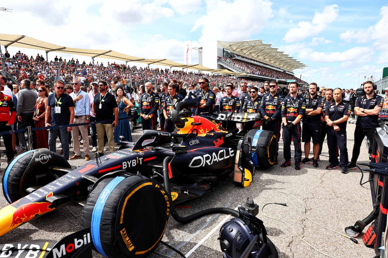 GP STATI UNITI, Red Bull Racing pay tribuite to Dietrich Mateschitz (AUT) CEO e Founder of Red Bull on the grid.
23.10.2022. Formula 1 World Championship, Rd 19, United States Grand Prix, Austin, Texas, USA, Gara Day.
- www.xpbimages.com, EMail: requests@xpbimages.com © Copyright: Batchelor / XPB Images