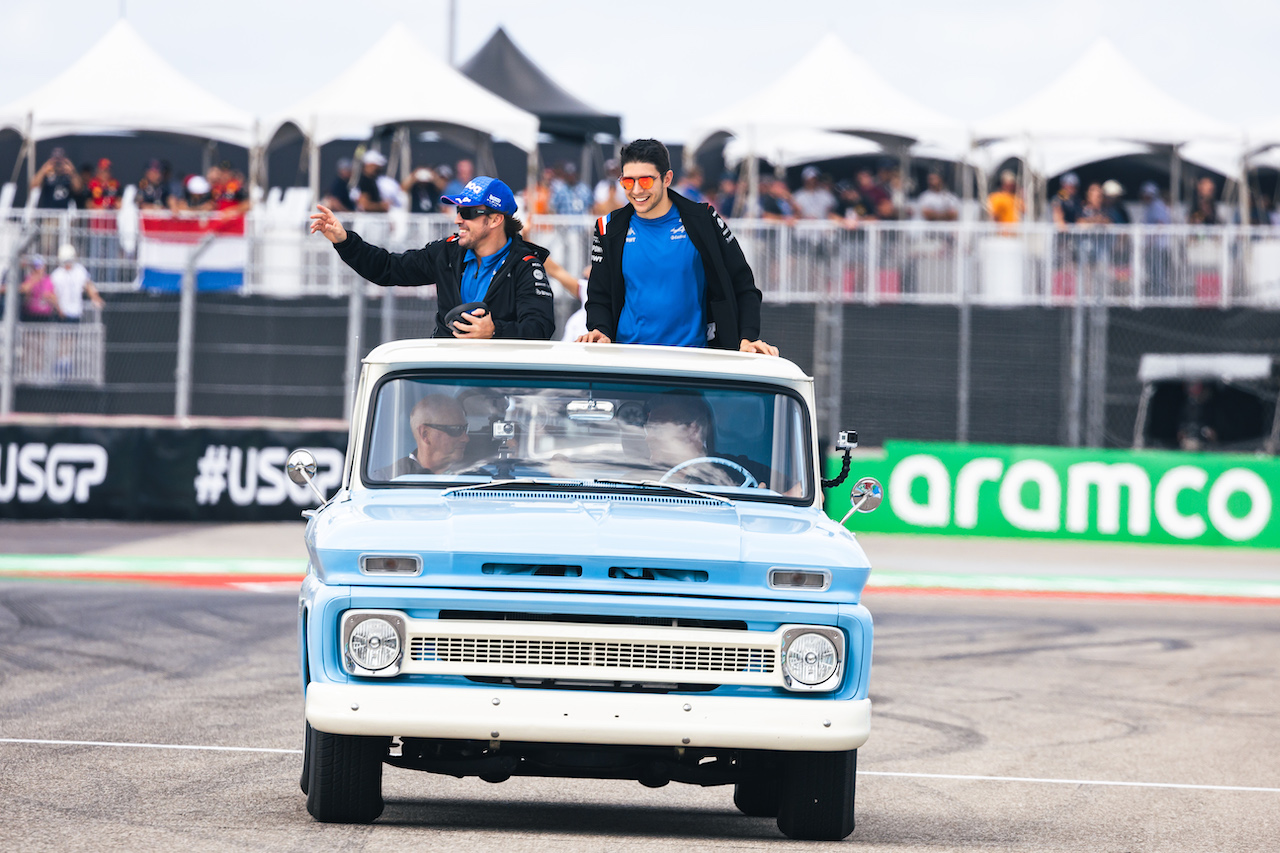 GP STATI UNITI, (L to R): Fernando Alonso (ESP) Alpine F1 Team e team mate Esteban Ocon (FRA) Alpine F1 Team on the drivers parade.
23.10.2022. Formula 1 World Championship, Rd 19, United States Grand Prix, Austin, Texas, USA, Gara Day.
- www.xpbimages.com, EMail: requests@xpbimages.com © Copyright: Bearne / XPB Images