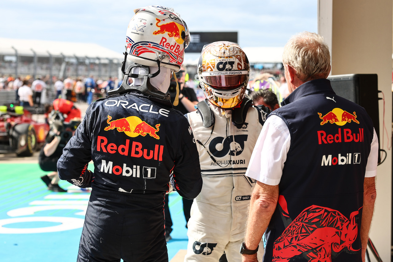 GP STATI UNITI, Max Verstappen (NLD), Red Bull Racing e Pierre Gasly (FRA), AlphaTauri F1 
23.10.2022. Formula 1 World Championship, Rd 19, United States Grand Prix, Austin, Texas, USA, Gara Day.
- www.xpbimages.com, EMail: requests@xpbimages.com ¬© Copyright: Charniaux / XPB Images