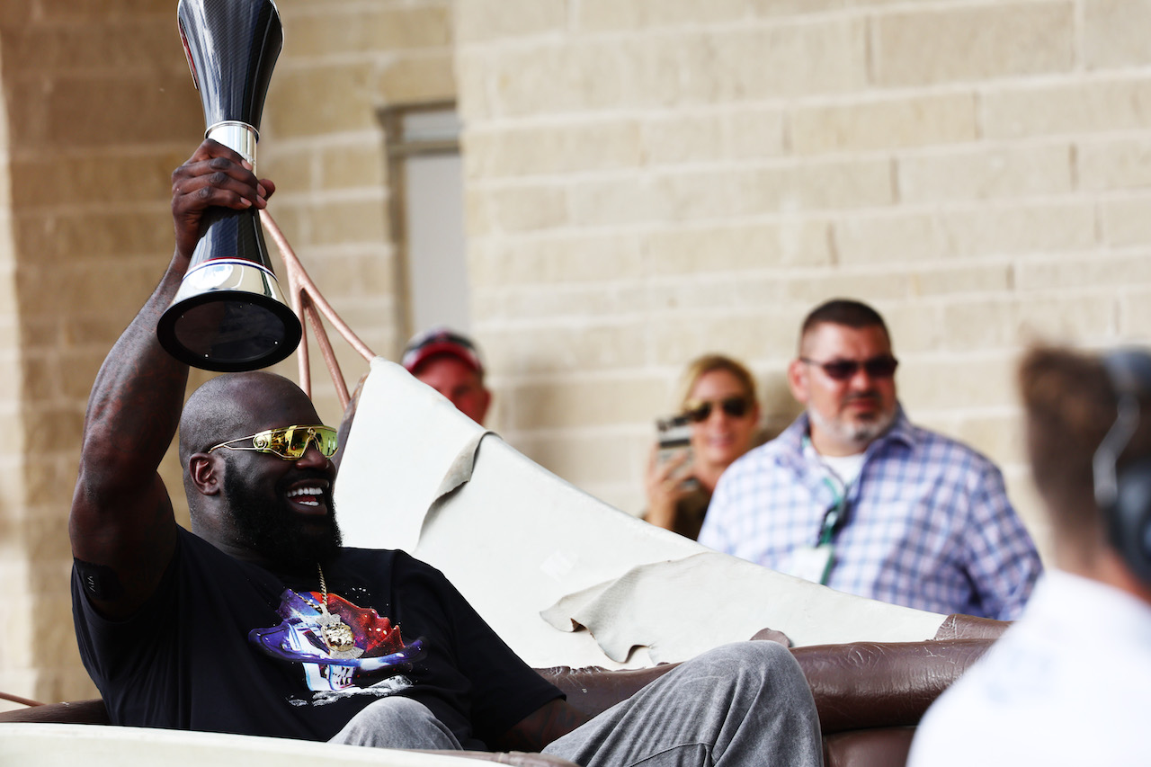 GP STATI UNITI, Shaquille O'Neal (USA) Former Basketball Player with the winner's trophy.
23.10.2022. Formula 1 World Championship, Rd 19, United States Grand Prix, Austin, Texas, USA, Gara Day.
- www.xpbimages.com, EMail: requests@xpbimages.com ¬© Copyright: Batchelor / XPB Images