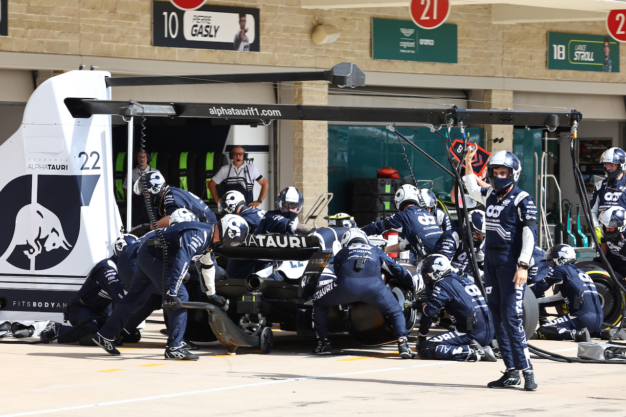 GP STATI UNITI, Yuki Tsunoda (JPN) AlphaTauri AT03 pit stop.
23.10.2022. Formula 1 World Championship, Rd 19, United States Grand Prix, Austin, Texas, USA, Gara Day.
- www.xpbimages.com, EMail: requests@xpbimages.com ¬© Copyright: Batchelor / XPB Images