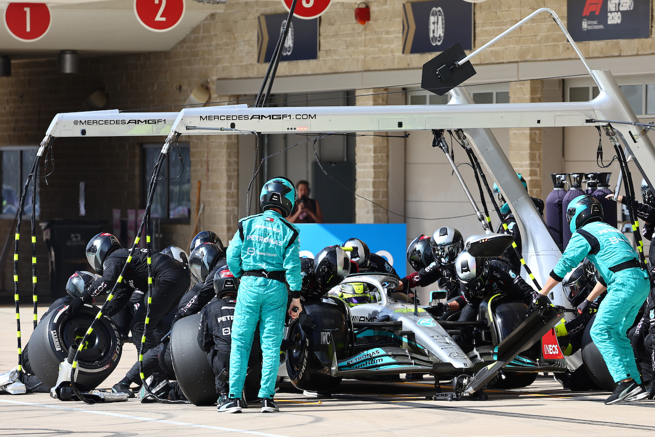 GP STATI UNITI, Lewis Hamilton (GBR) Mercedes AMG F1 W13 pit stop.
23.10.2022. Formula 1 World Championship, Rd 19, United States Grand Prix, Austin, Texas, USA, Gara Day.
- www.xpbimages.com, EMail: requests@xpbimages.com ¬© Copyright: Batchelor / XPB Images
