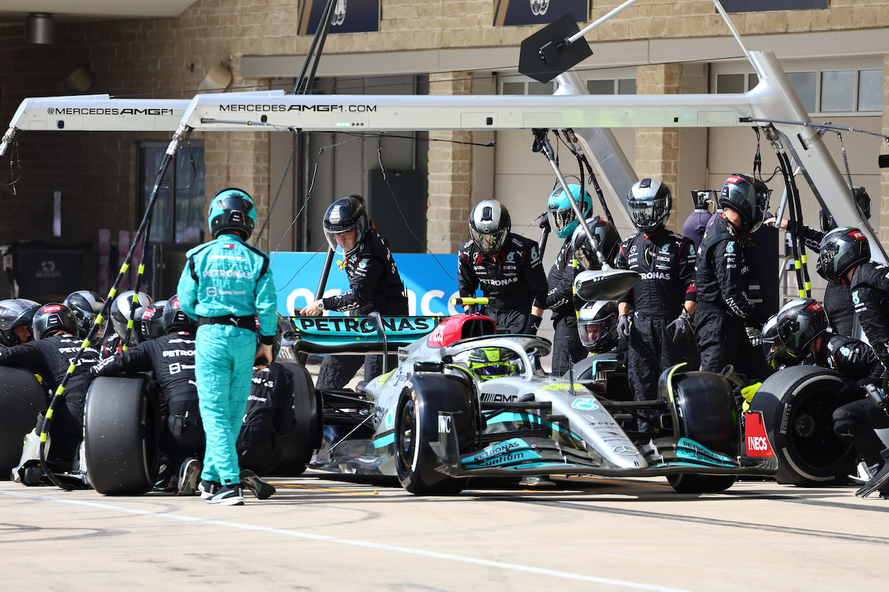 GP STATI UNITI, Lewis Hamilton (GBR) Mercedes AMG F1 W13 pit stop.
23.10.2022. Formula 1 World Championship, Rd 19, United States Grand Prix, Austin, Texas, USA, Gara Day.
- www.xpbimages.com, EMail: requests@xpbimages.com ¬© Copyright: Batchelor / XPB Images