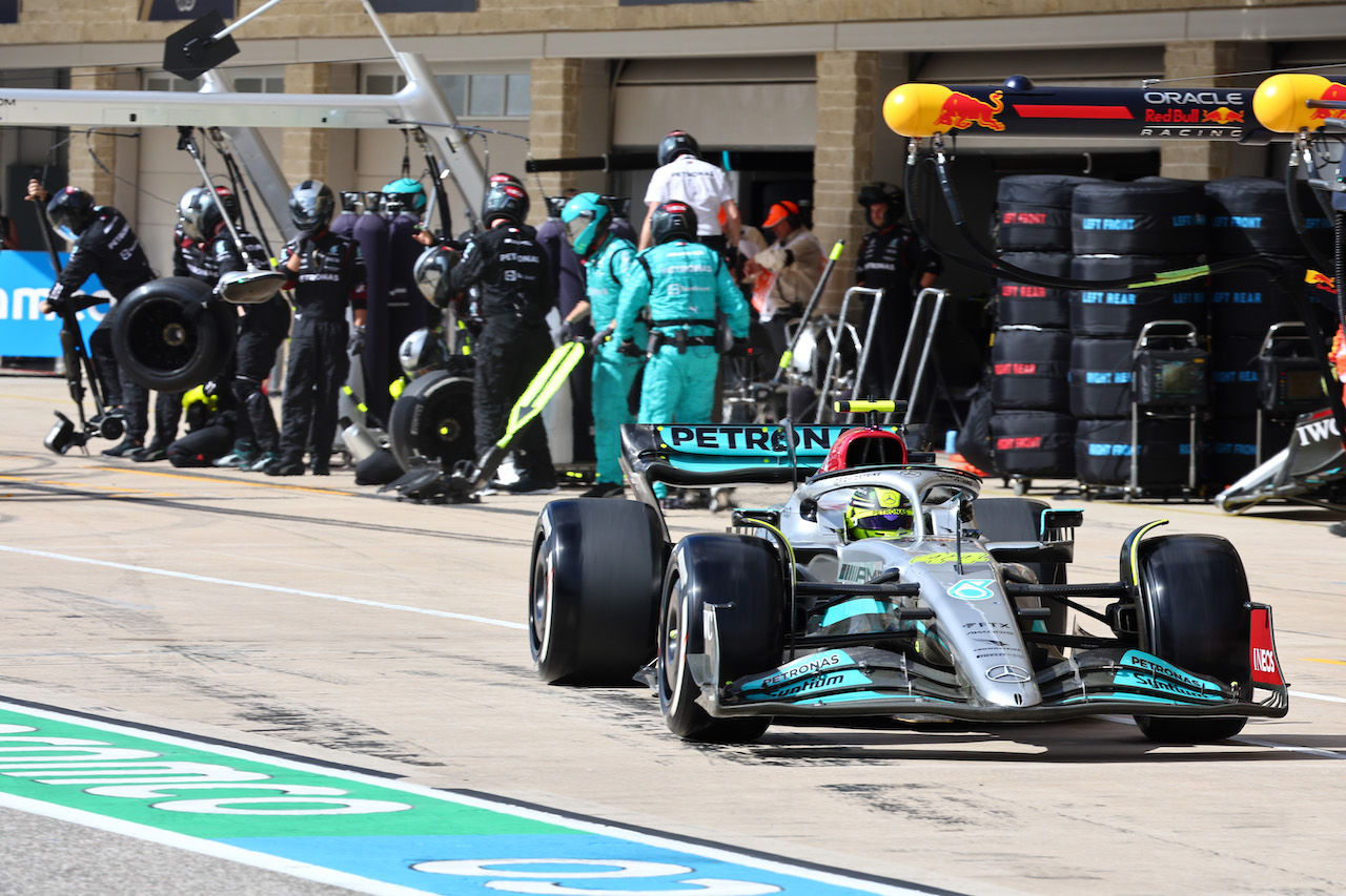 GP STATI UNITI, Lewis Hamilton (GBR) Mercedes AMG F1 W13 pit stop.
23.10.2022. Formula 1 World Championship, Rd 19, United States Grand Prix, Austin, Texas, USA, Gara Day.
- www.xpbimages.com, EMail: requests@xpbimages.com ¬© Copyright: Batchelor / XPB Images