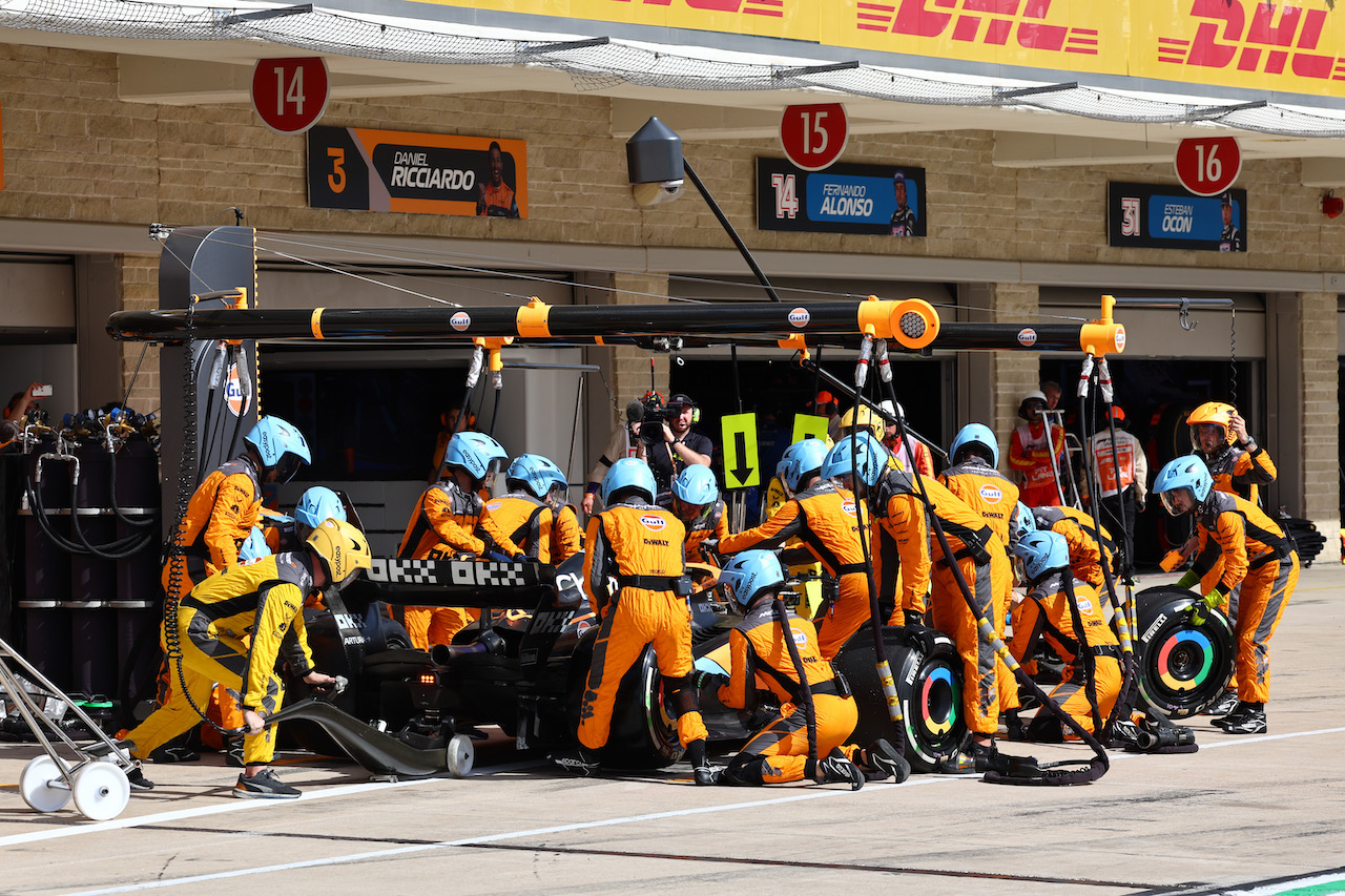 GP STATI UNITI, Lando Norris (GBR) McLaren MCL36 pit stop.
23.10.2022. Formula 1 World Championship, Rd 19, United States Grand Prix, Austin, Texas, USA, Gara Day.
- www.xpbimages.com, EMail: requests@xpbimages.com ¬© Copyright: Batchelor / XPB Images