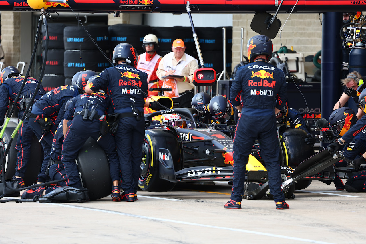 GP STATI UNITI, Max Verstappen (NLD) Red Bull Racing RB18 pit stop.
23.10.2022. Formula 1 World Championship, Rd 19, United States Grand Prix, Austin, Texas, USA, Gara Day.
- www.xpbimages.com, EMail: requests@xpbimages.com ¬© Copyright: Batchelor / XPB Images