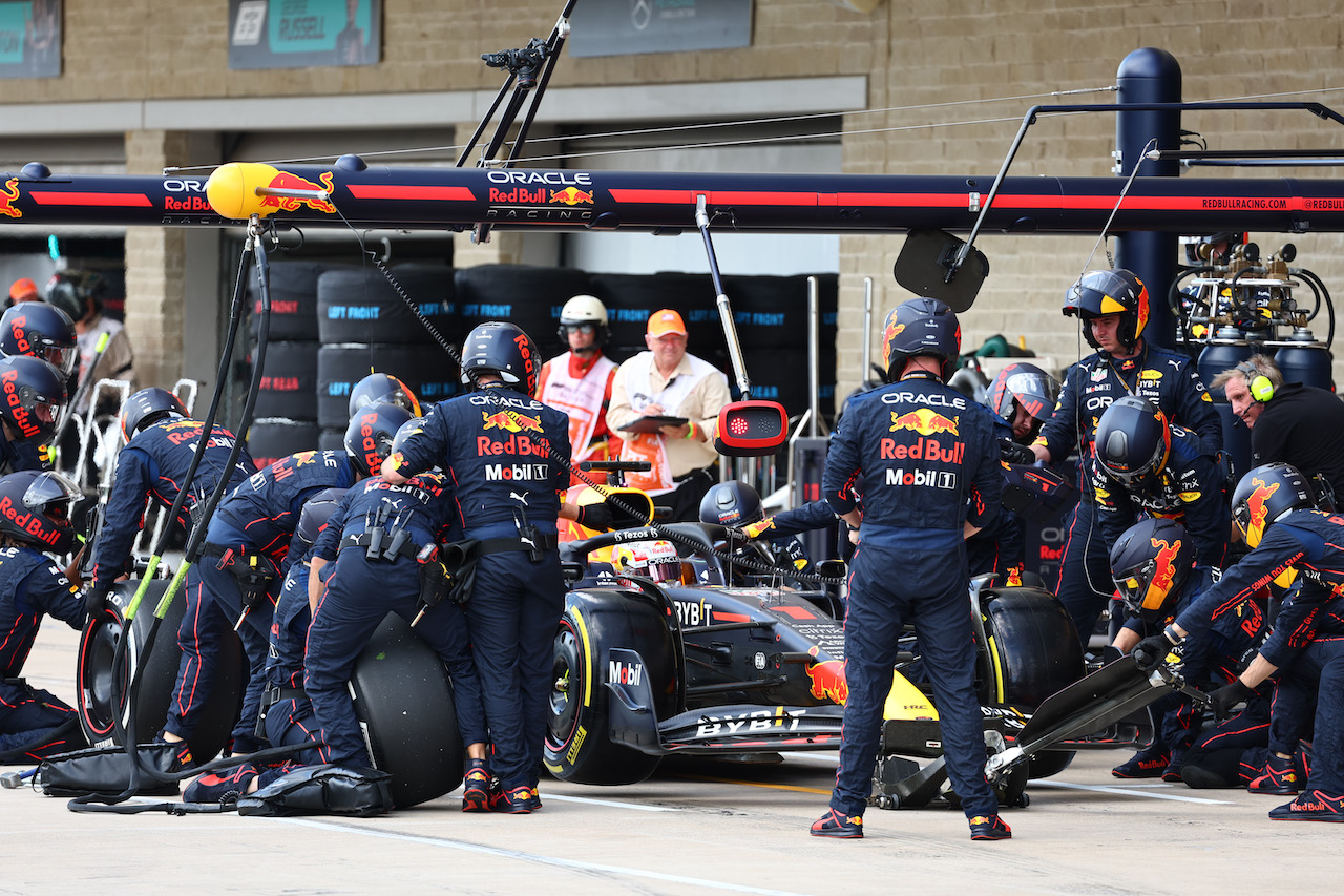 GP STATI UNITI, Max Verstappen (NLD) Red Bull Racing RB18 pit stop.
23.10.2022. Formula 1 World Championship, Rd 19, United States Grand Prix, Austin, Texas, USA, Gara Day.
- www.xpbimages.com, EMail: requests@xpbimages.com ¬© Copyright: Batchelor / XPB Images